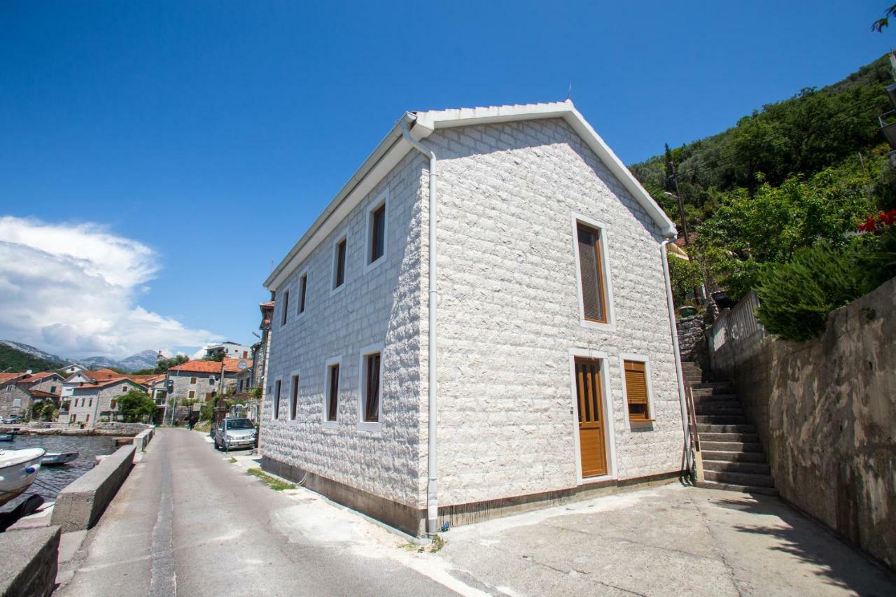 Romeo And Juliet Apartments Tivat Buitenkant foto